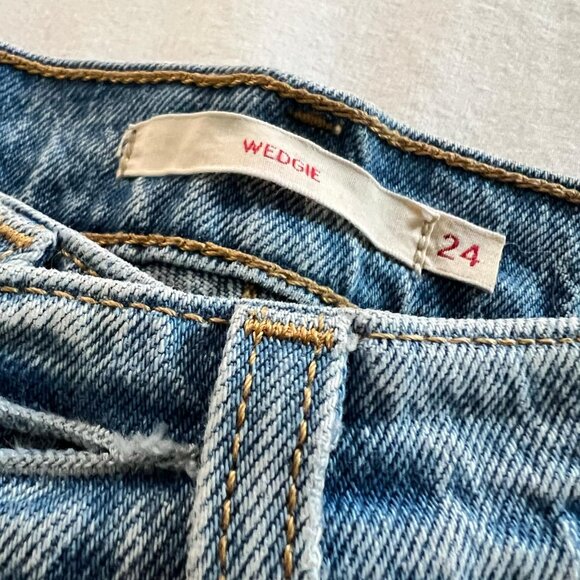Levi’s Light Straight Leg Jeans – Classic & Trendy! - Picture 2 of 6